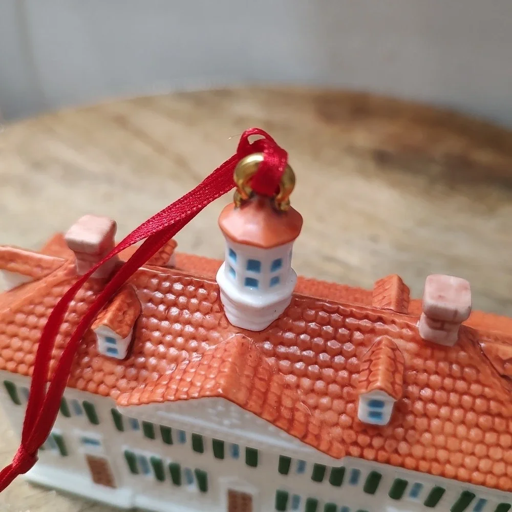 Martha's Vineyard Porcelain‎ House Ornament  2007 Coastal Village Scene